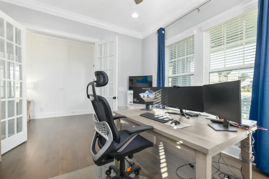 Postazione home office perfetta: scrivania, sedia e illuminazione