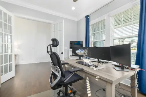 Postazione home office perfetta: scrivania, sedia e illuminazione