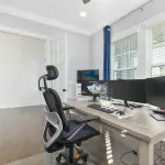 Postazione home office perfetta: scrivania, sedia e illuminazione
