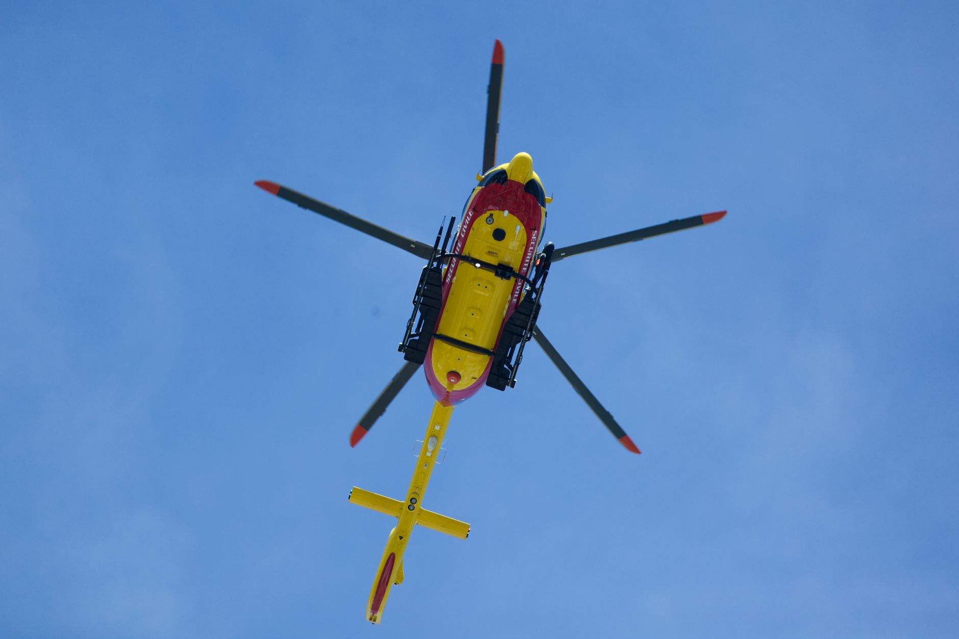 Elicotteri antincendio, la Regione Sardegna apre al mercato