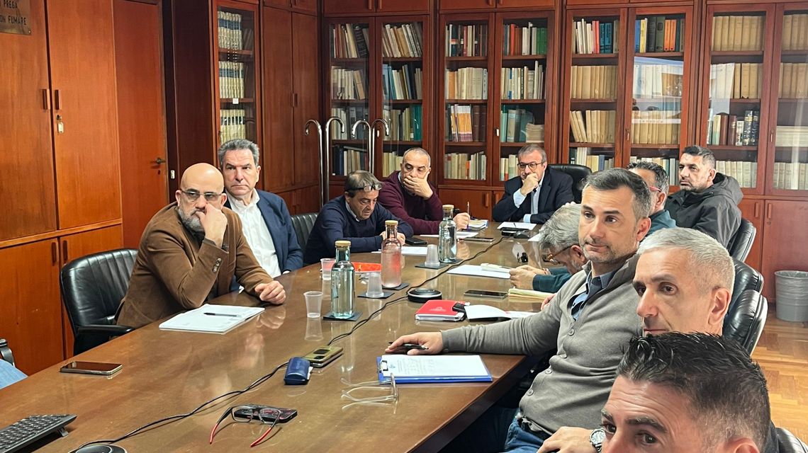 Crisi alla Ceramica Mediterranea di Guspini: istituzioni e sindacati al tavolo per il futuro dell’azienda